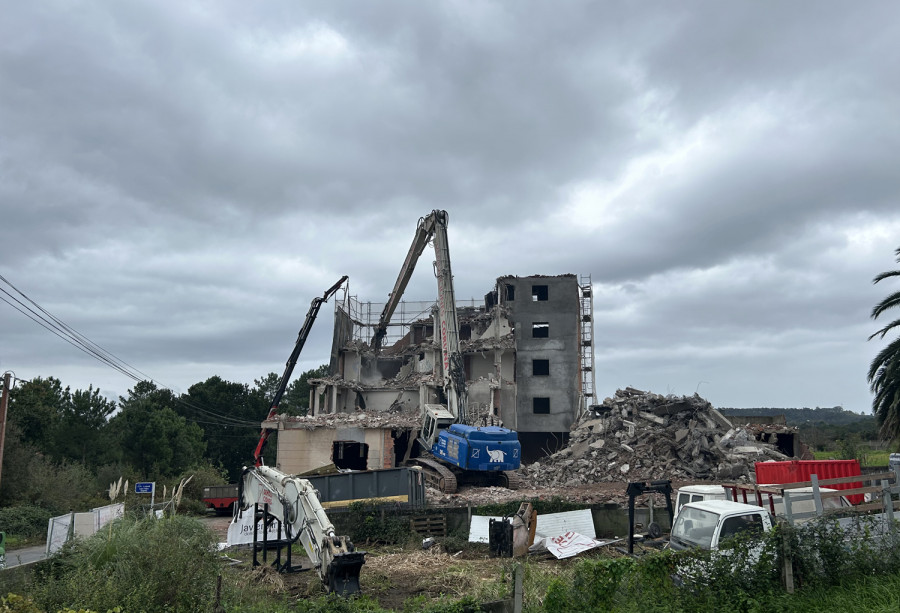 Cambre derriba un edificio ilegal en Os Campóns