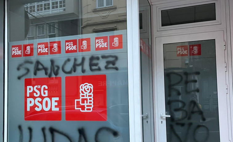 Aparecen pintadas en la sede del PSOE de Vimianzo