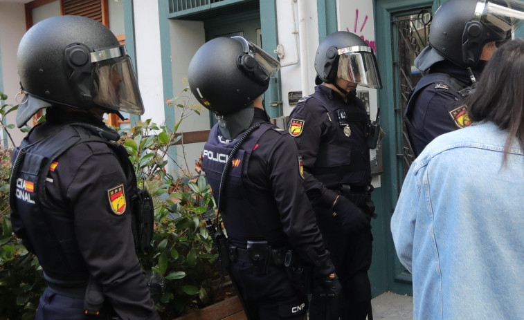 Trece barrios coruñeses se unen a la Policía Nacional  en la reivindicación de más efectivos