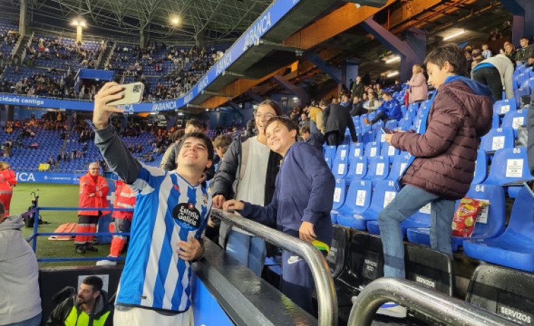 El cantante coruñés Iñigo Quintero visita Riazor tras convertirse en el top 1 mundial