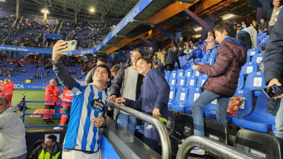 El cantante coruñés Iñigo Quintero visita Riazor tras convertirse en el top 1 mundial