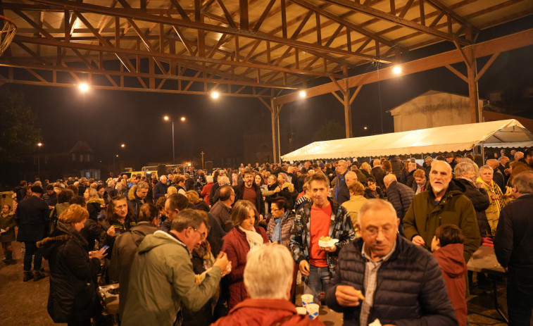 Cientos de personas degustan las castañas del tradicional magosto de Culleredo