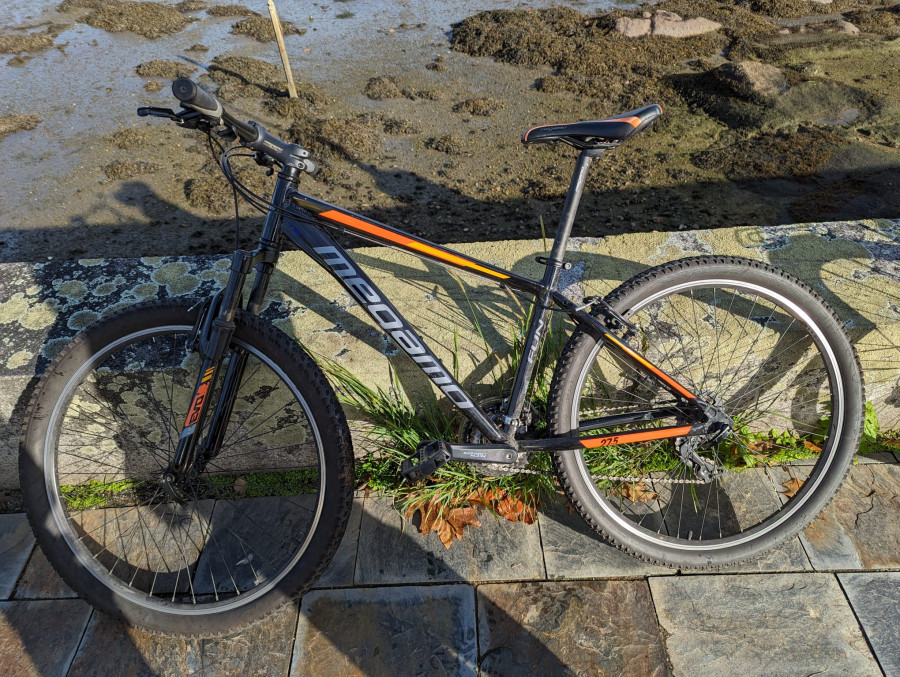 Dos ciclistas chocan en el paseo marítimo de Culleredo