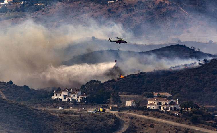 Al menos 300 desalojados por un incendio en Málaga