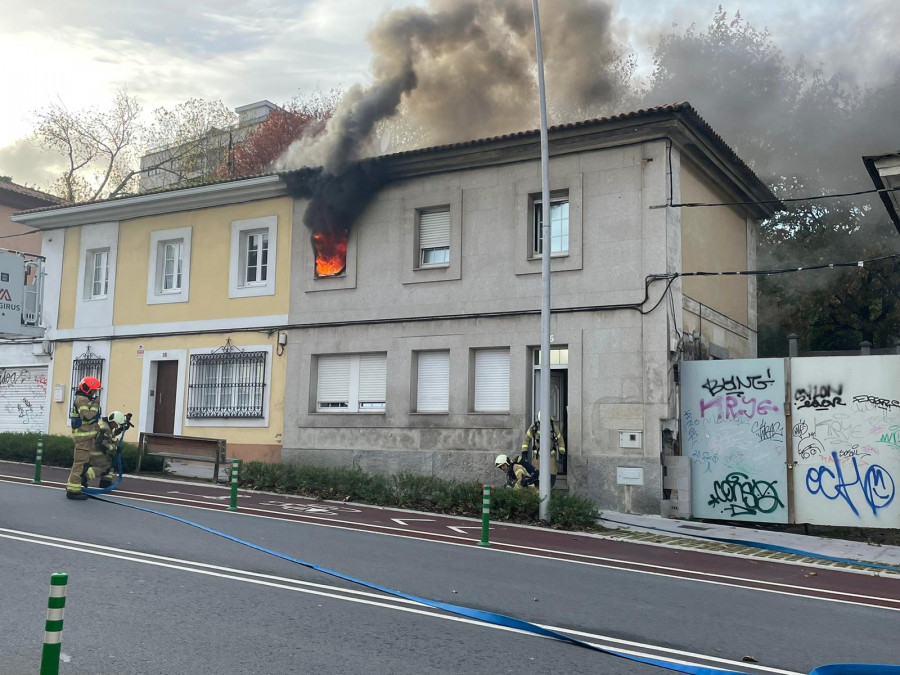 Espectacular incendio en la avenida de Arteixo