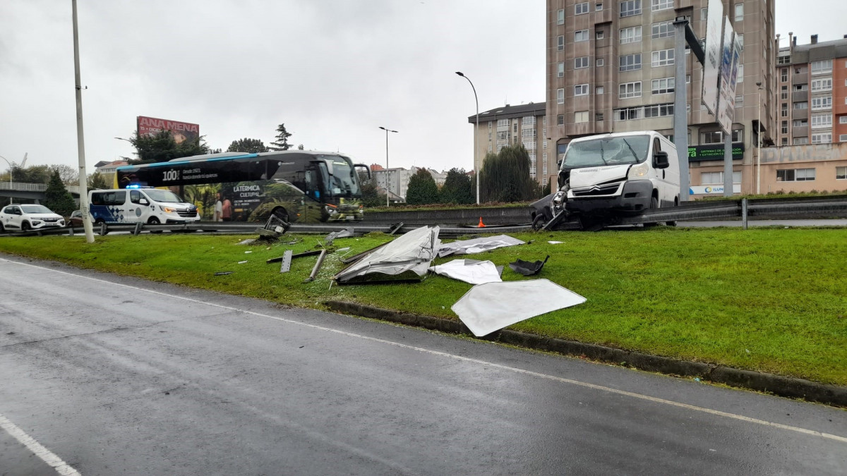 Furgoneta accidentada en Alfonso Molina 