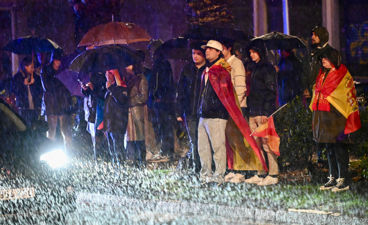 Paraguas en vez de banderas en otra protesta ante la sede del PSOE