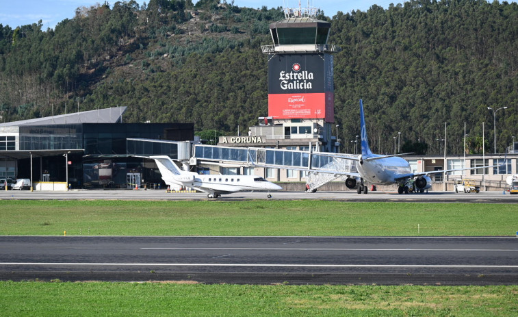 AENA renovará las pasarelas del aeropuerto de Alvedro después de dos décadas de uso