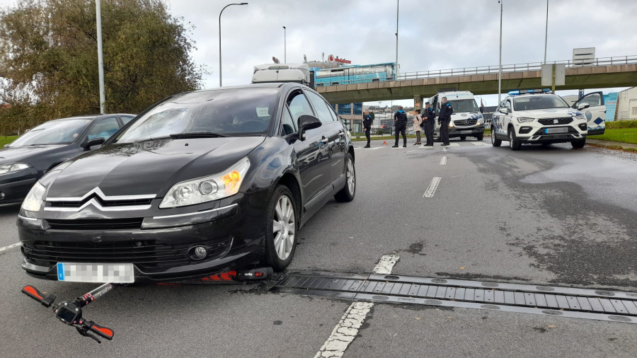 Herida grave una joven arrollada con su patinete en un accidente en A Grela