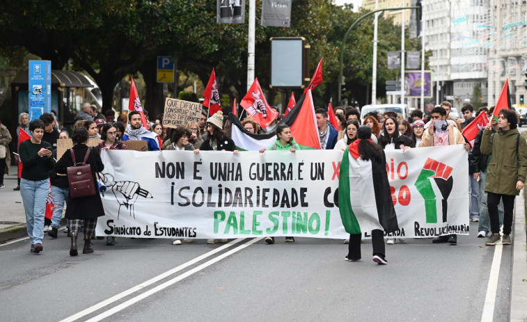 Un centenar de estudiantes se manifiesta en A Coruña: “¡María Pita loitaría pola causa palestina!”