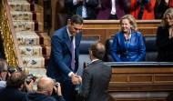 Feijóo al estrecharle la mano a Sánchez tras su reelección: 