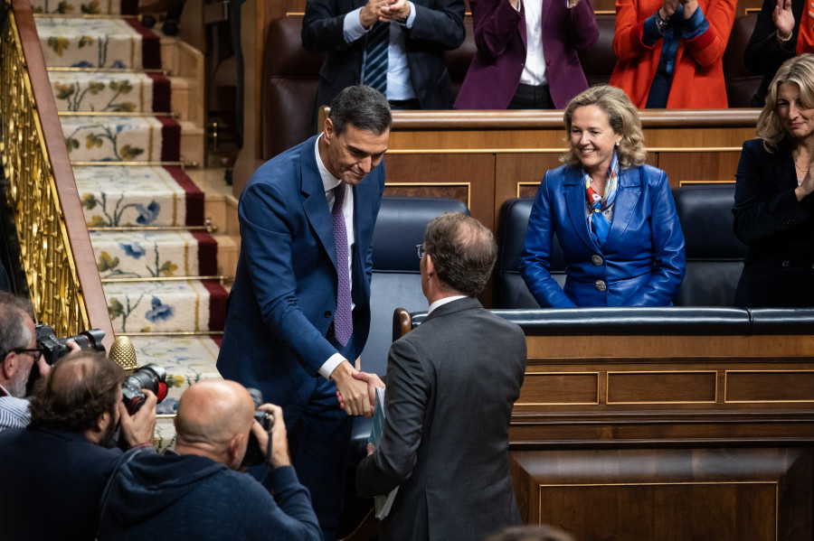 Feijóo al estrecharle la mano a Sánchez tras su reelección: "Esto es una equivocación"