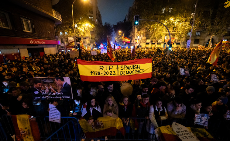 Incidentes y cargas policiales una noche más en las protestas contra la amnistía en Ferraz