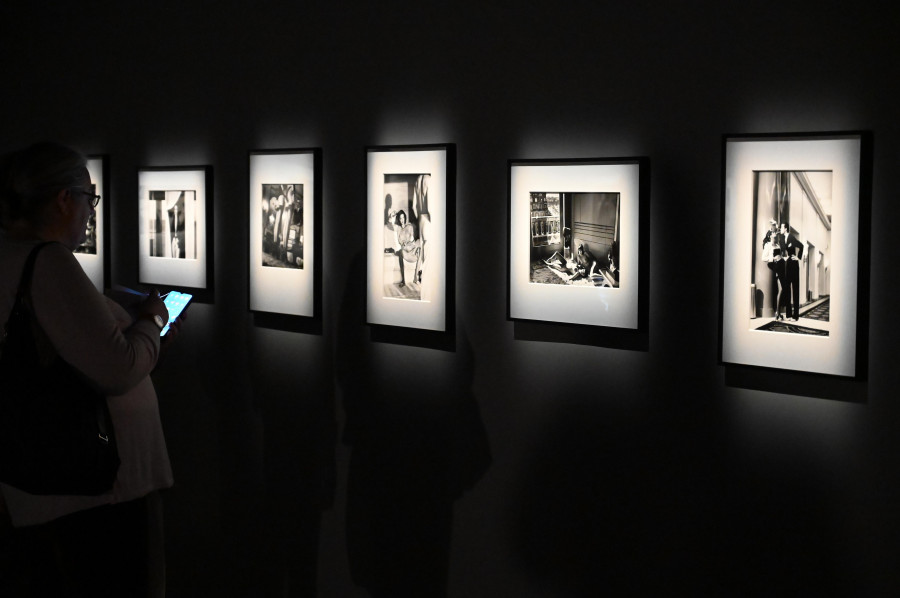 Claudia Schiffer se rinde a la exposición de Helmut Newton en A Coruña