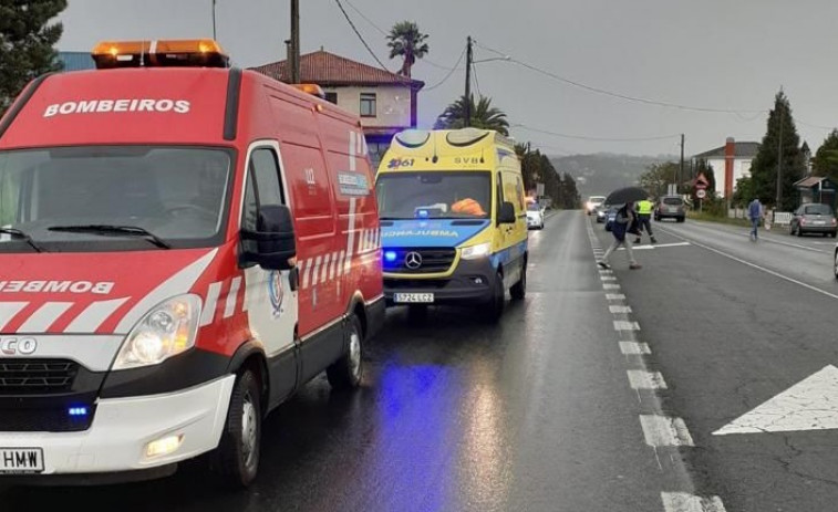 El Servicio de Emergencias de Cambre desciende por una fachada para rescatar a una anciana