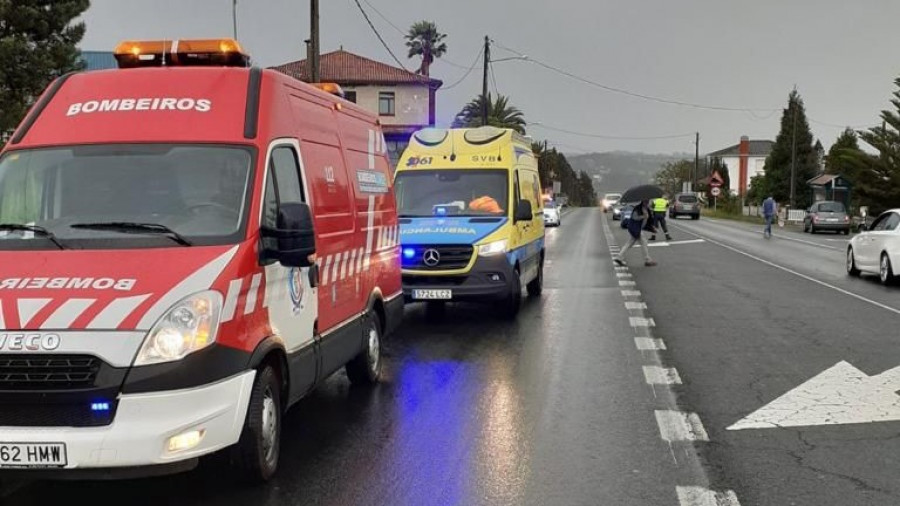 El Servicio de Emergencias de Cambre desciende por una fachada para rescatar a una anciana