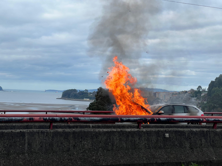 Arde un coche que circulaba por la AP-9 a la altura de Paderne