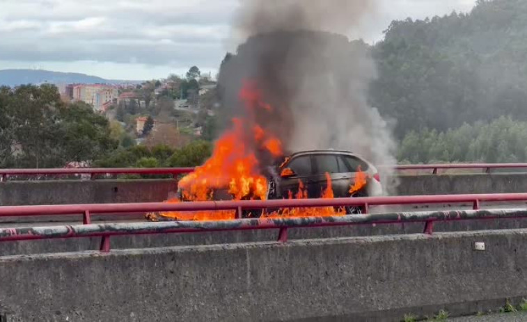 Arde un coche un coche en Bueu tras ser perseguido desde Marín