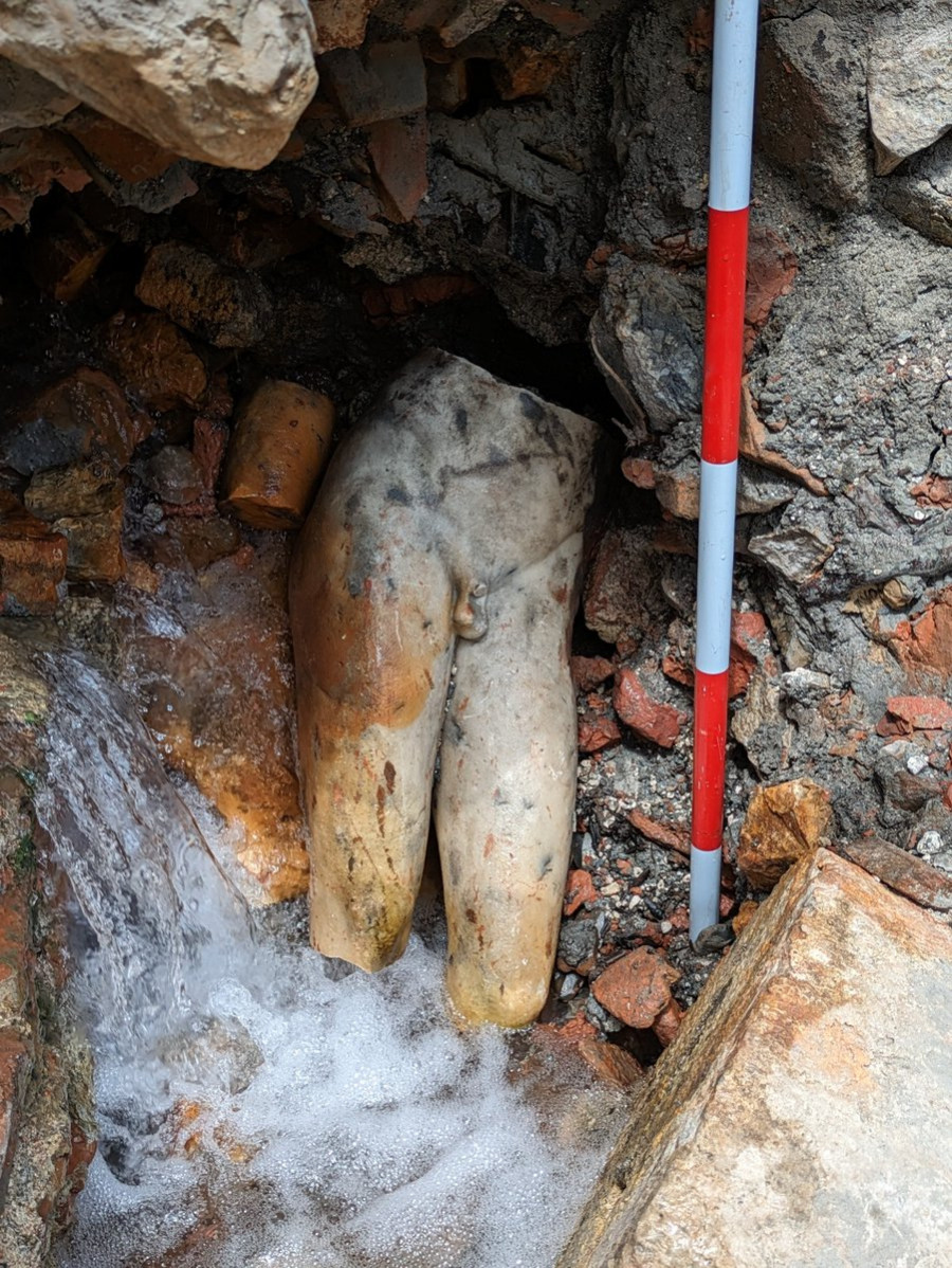 Hallado un Apolo de mármol de casi dos metros en las termas  de San Casciano