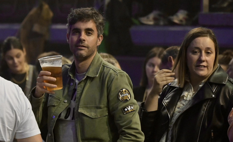 La OCU pide que se pueda comprar bebida en metálico en los conciertos y no con pulseras