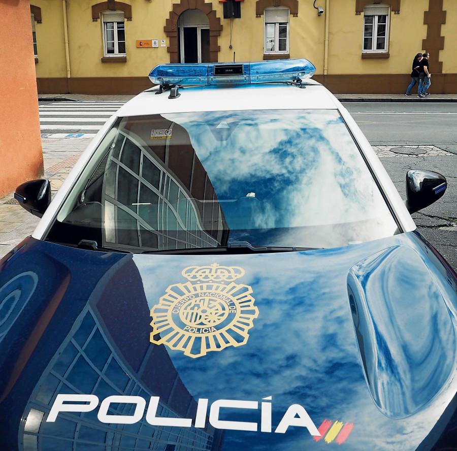 Buscan a tres atracadores que robaron 300.000 euros a punta de pistola de un banco en Vigo