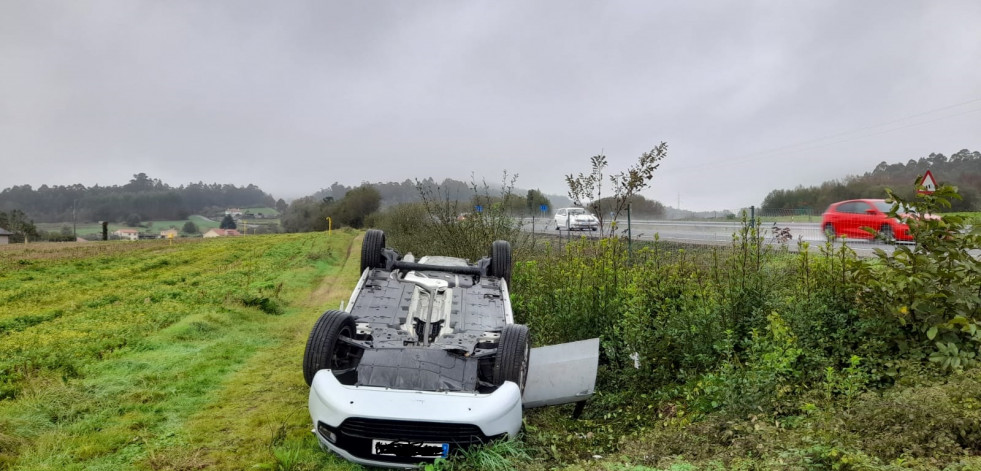 Reportaje | El intrigante caso del Fiat Punto volcado en una leira de Viós