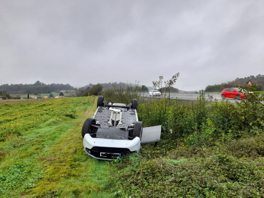 Reportaje | El intrigante caso del Fiat Punto volcado en una leira de Viós