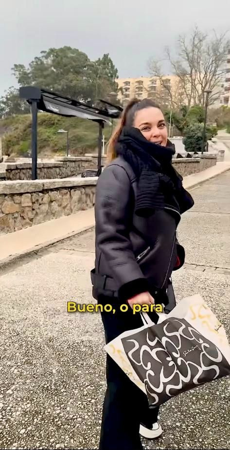 Mónica Carrillo compra empanadas en Santa Cruz