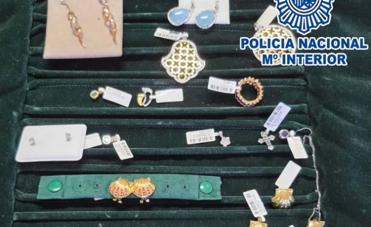 Encuentran en A Coruña un muestrario de joyas perdido valorado en 12.000 euros