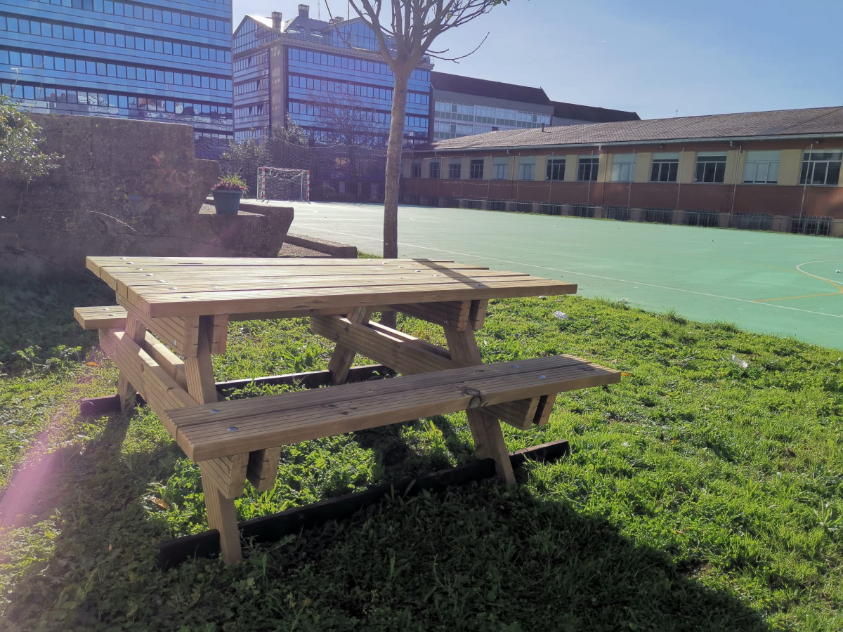 Mesas de madera montadas en el IES ZALAETA 4