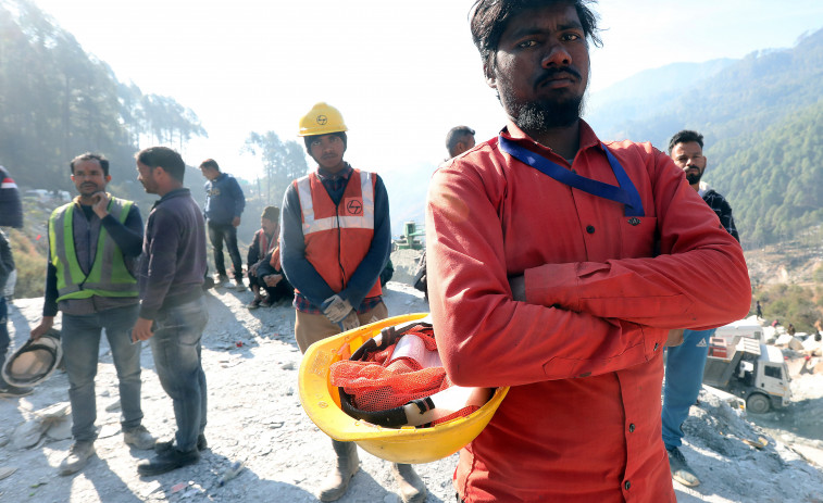 Nuevos percances en el rescate de 41 obreros atrapados en un túnel en la India tras 14 días