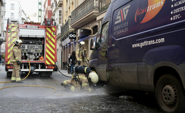 Una furgoneta de reparto se incendia en San Andrés