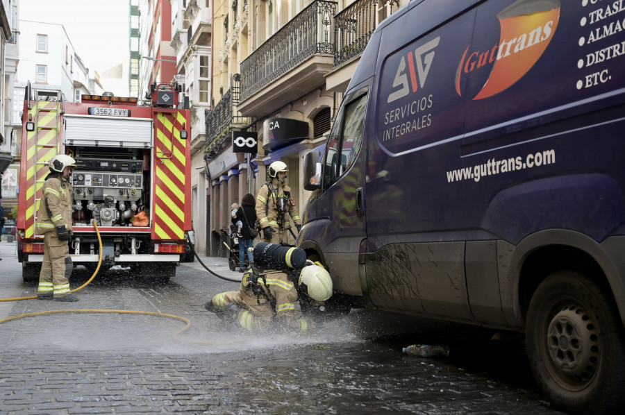 Una furgoneta de reparto se incendia en San Andrés