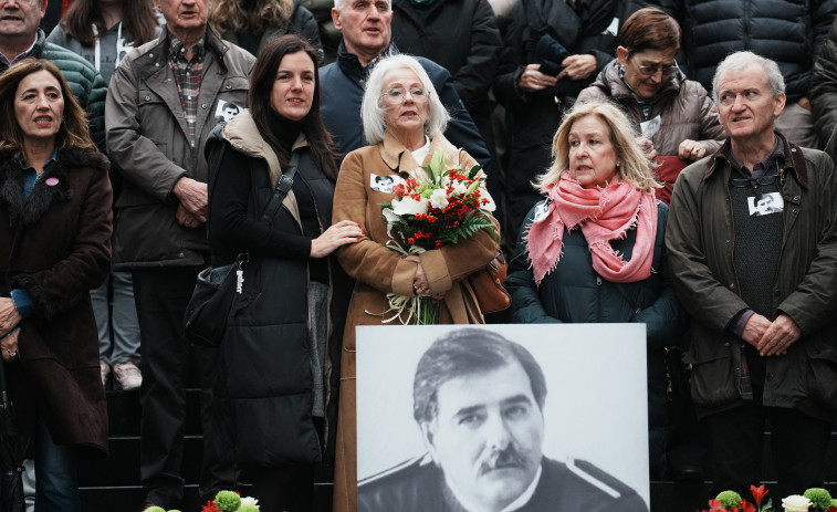 El homenaje al ertzaina asesinado Goikoetxea reúne de nuevo a su viuda y a exetarras