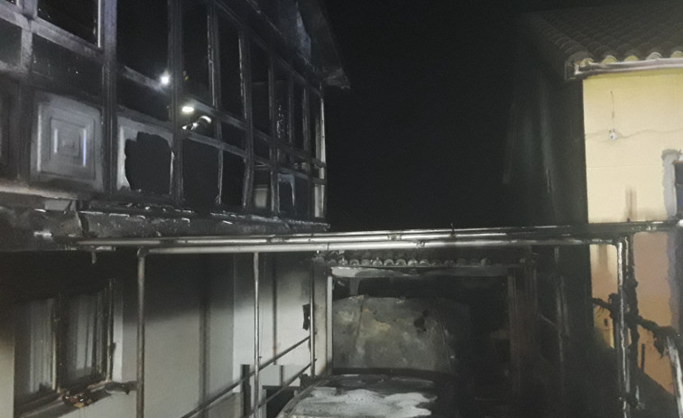 Extinguidos dos incendios en un vehículo y un sofá en Oleiros