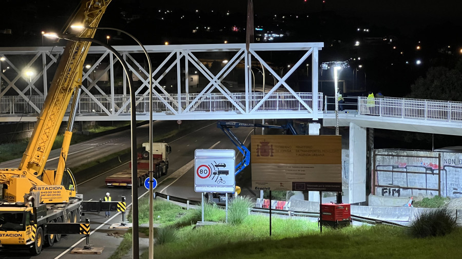 La pasarela de Pedralonga cruza ya Alfonso Molina en A Coruña