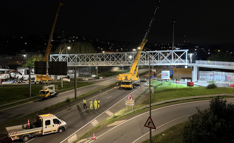 A Coruña recibe un transporte con el nuevo tramo de la pasarela de Pedralonga
