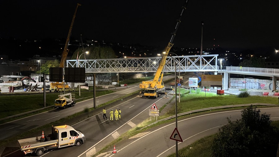 A Coruña recibe un transporte con el nuevo tramo de la pasarela de Pedralonga