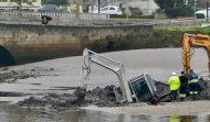 Rescatan una grúa hundida en el cieno de la ría de O Burgo