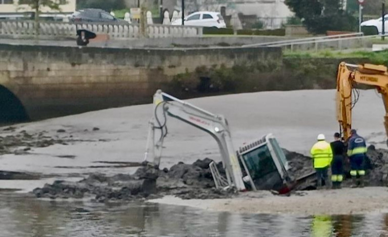 Rescatan una grúa hundida en el cieno de la ría de O Burgo