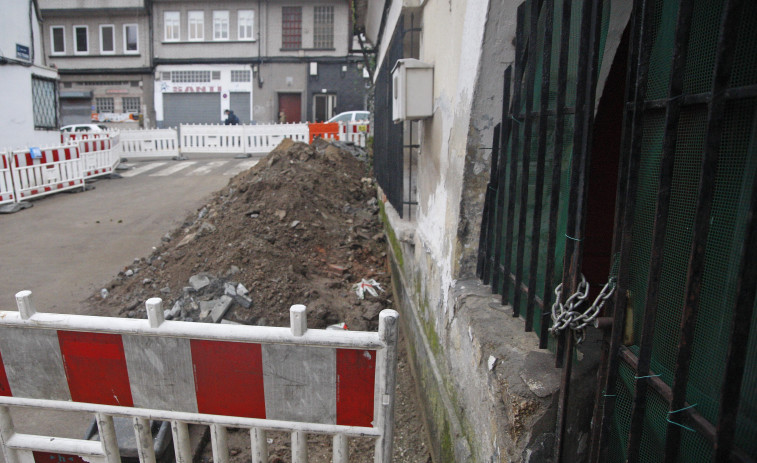 La okupación de una de las casas bajas del barrio de Os Mallos alarma a los vecinos