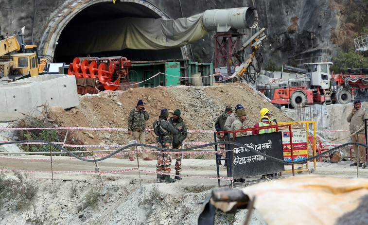 Completan la vía de escape para los 41 obreros atrapados hace 17 días en un túnel de la India