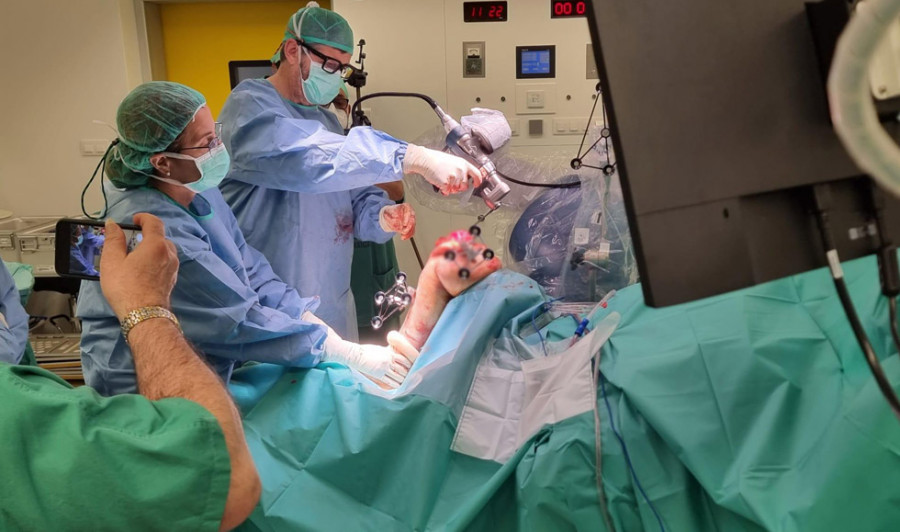 Galicia reduce hasta los  66 días el tiempo medio  de espera para las cirugías