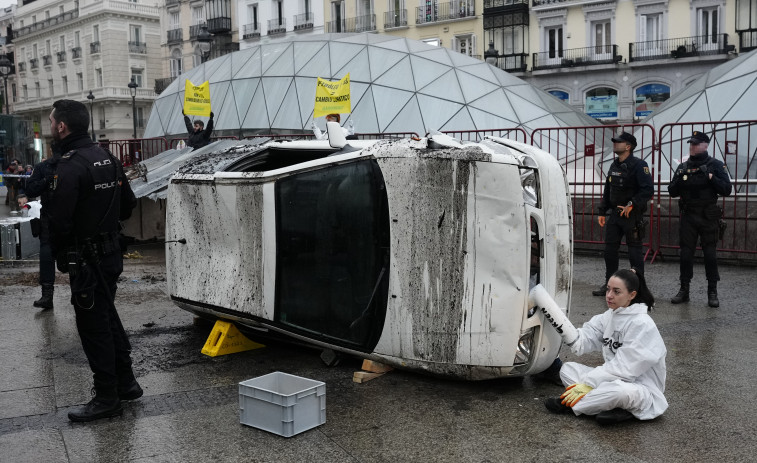 Greenpeace simula un desastre climático en la Puerta del Sol