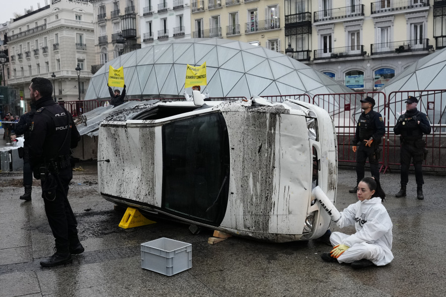 Greenpeace simula un desastre climático en la Puerta del Sol