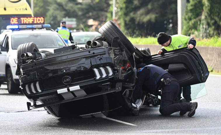 Un coche colisiona en Alfonso Molina, vuelca y se queda cruzado en el carril central