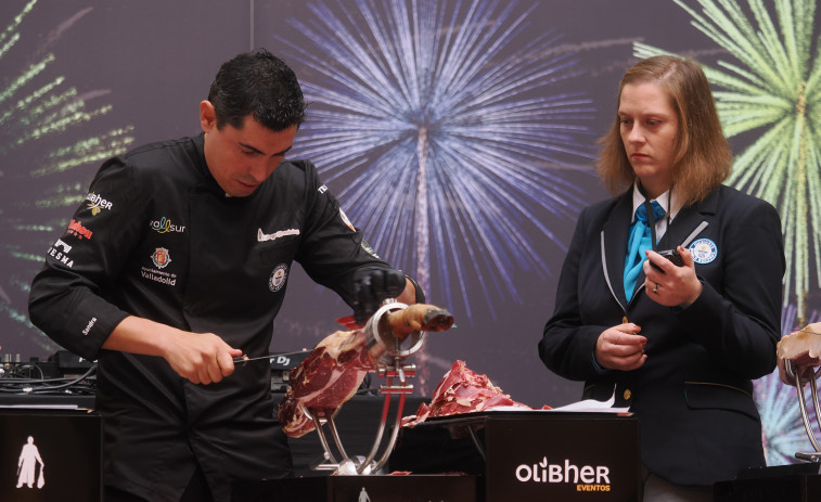 Diego Hernández bate su propio Récord Guinnes al cortar 11,5 kilos de jamón en una hora