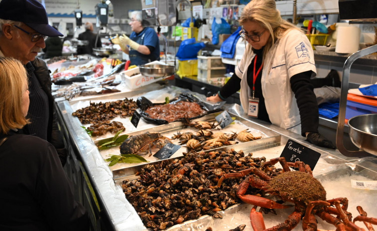 La cesta de Navidad más madrugadora llena los puestos de marisco en los mercados coruñeses