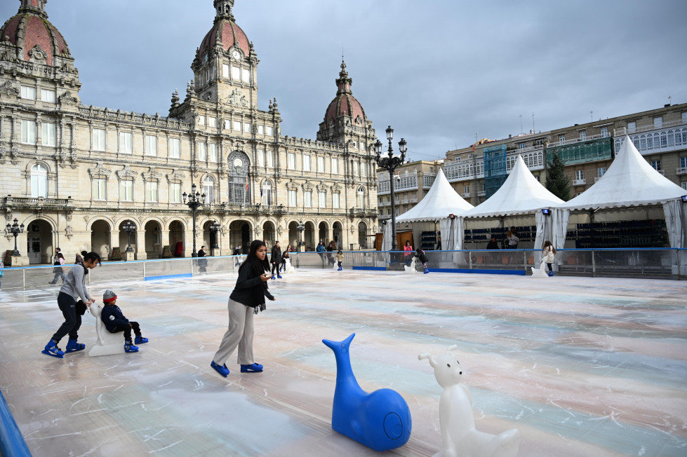 Pista de patinaje sobre hielo en la plaza de María Pita  @Pedro Puig (17)