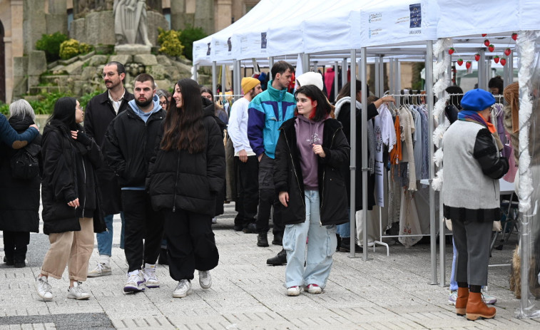 Las compras navideñas llenan los centros comerciales y los jardines de Méndez Núñez